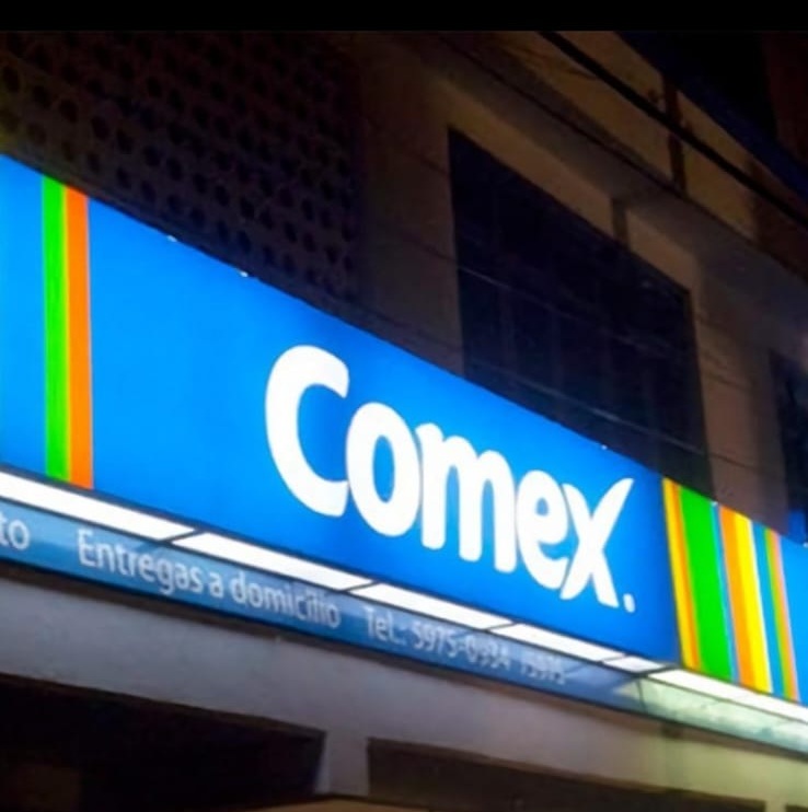 Fachada comercial con anuncio luminoso en cenefa