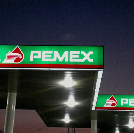 Fachada de estación de servicio con cenefa luminosa