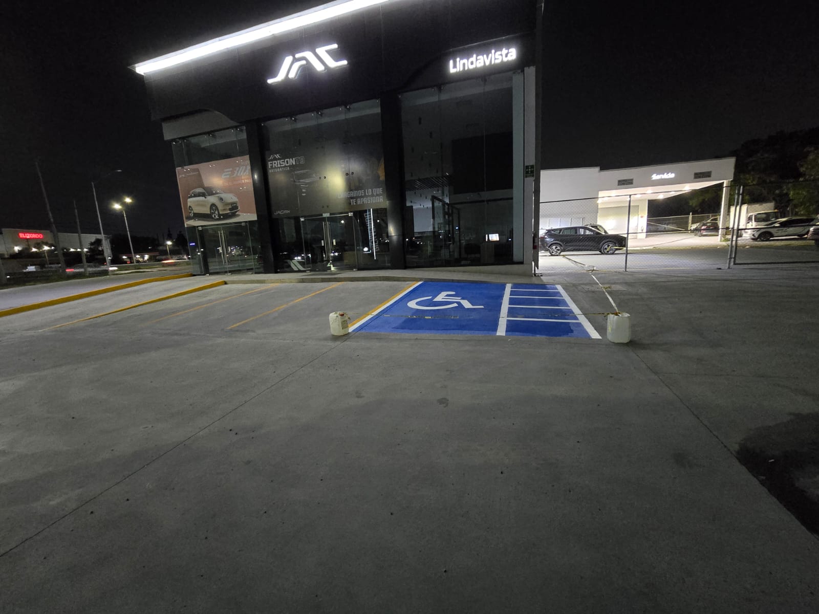 Fachada corporativa nocturna con iluminación