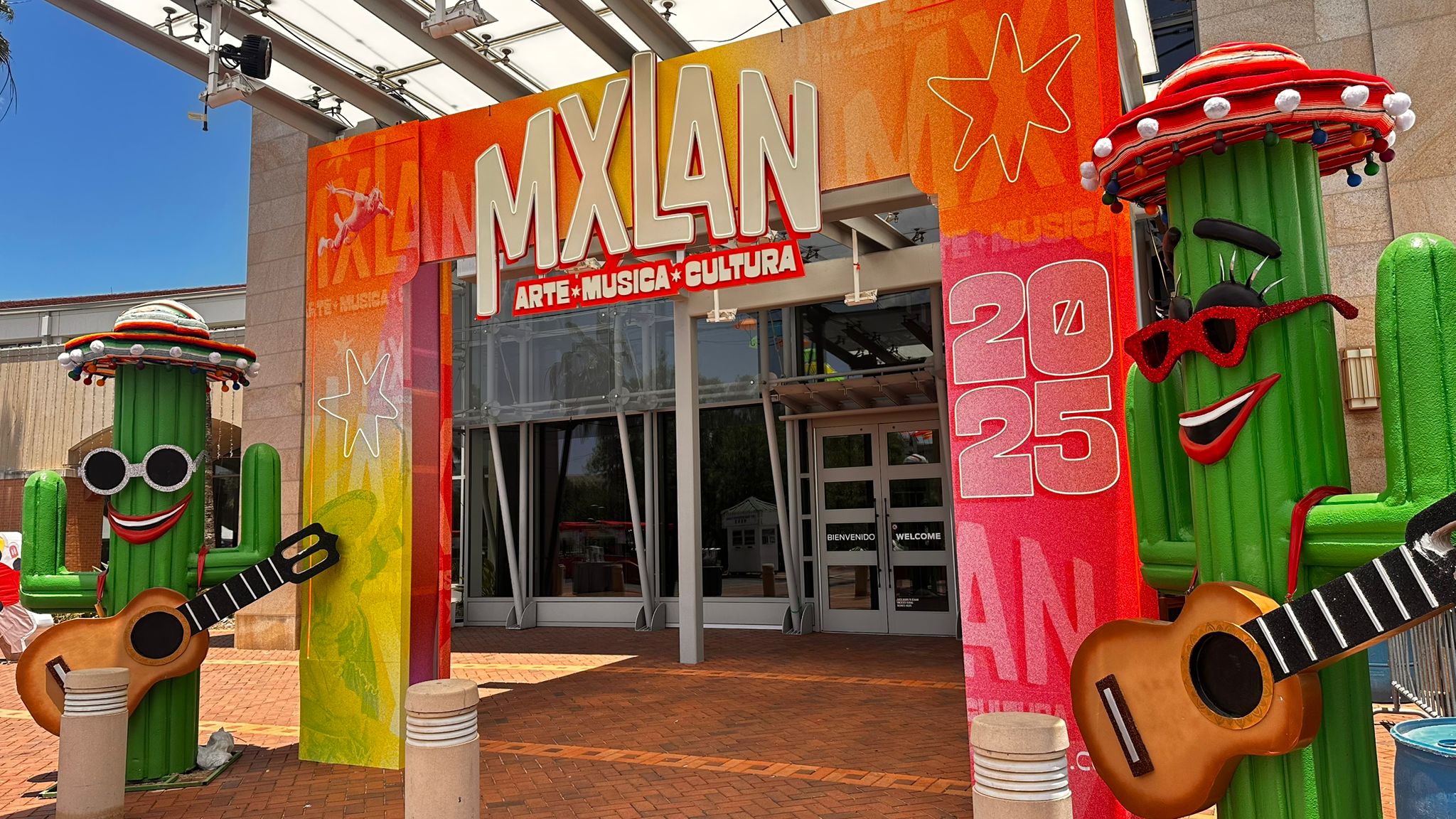 Fachada comercial de alto impacto para evento cultural