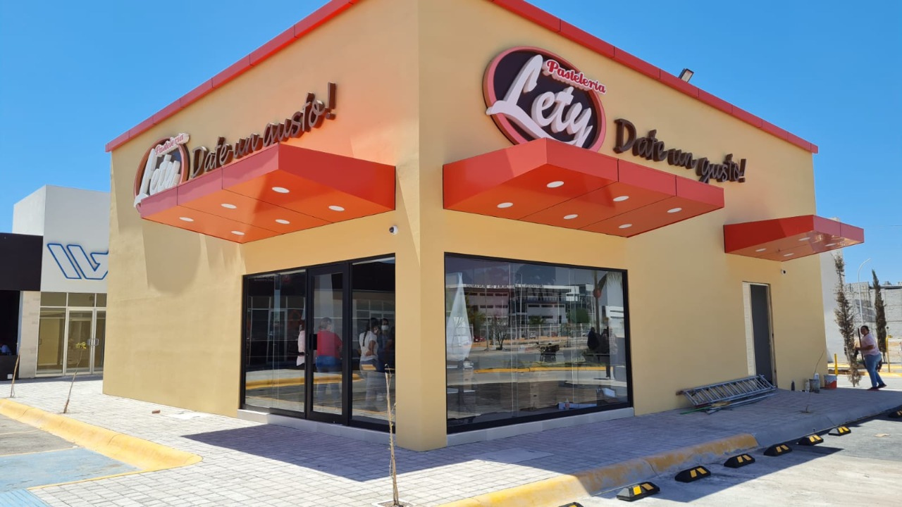 Fachada de pastelería con marquesinas y letras 3D