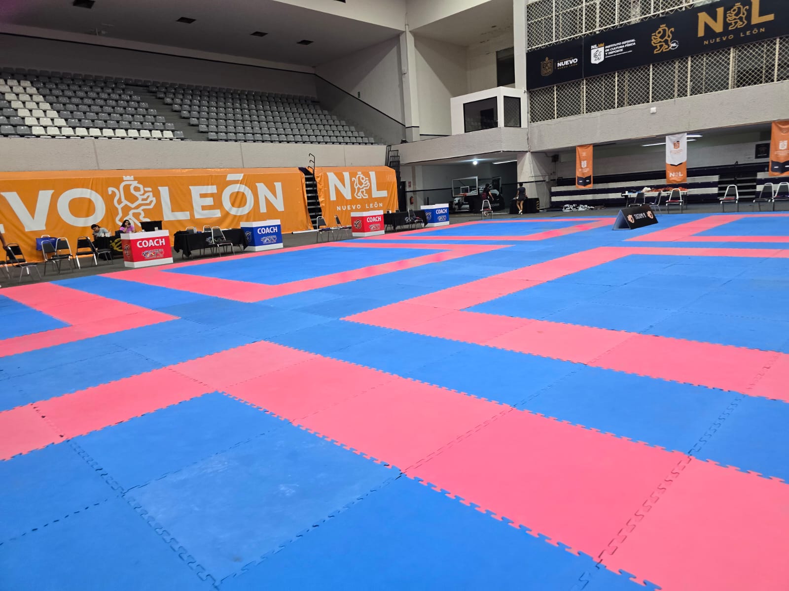 Interior de evento con producción visual y gráfica aplicada