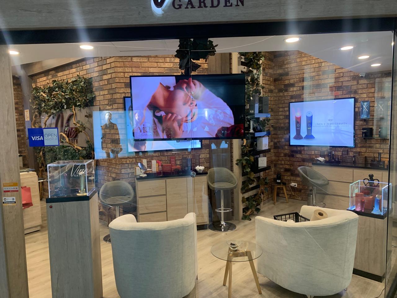 Showroom comercial con displays, pantallas y ambientación de marca