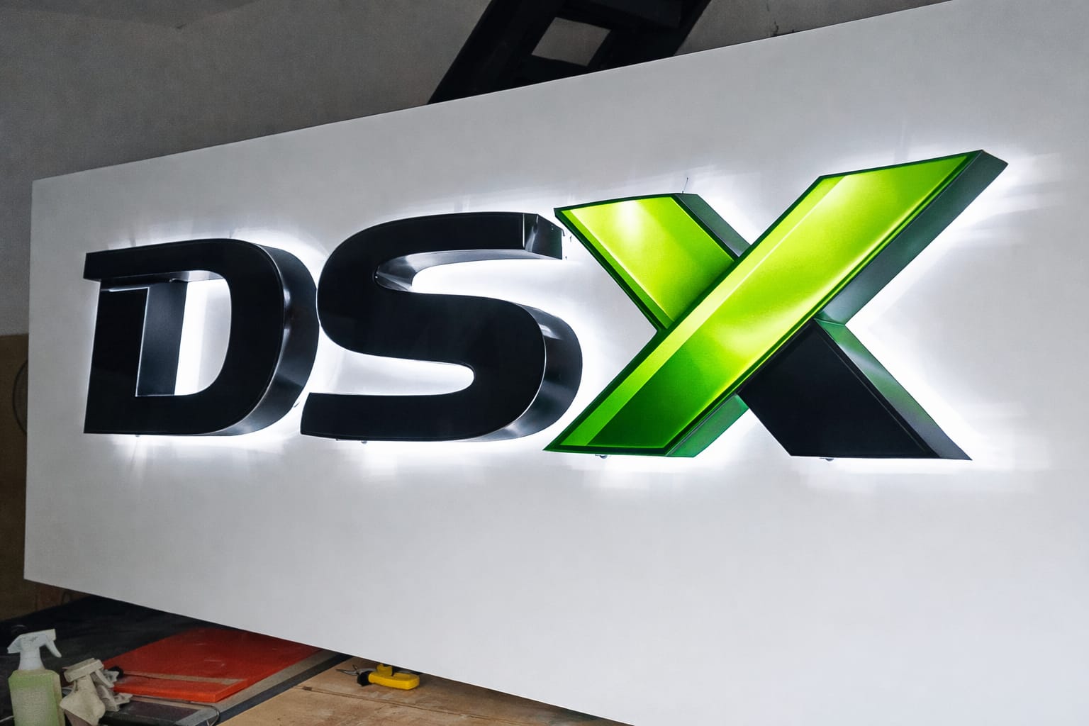 Letrero DSX en letras 3D iluminadas