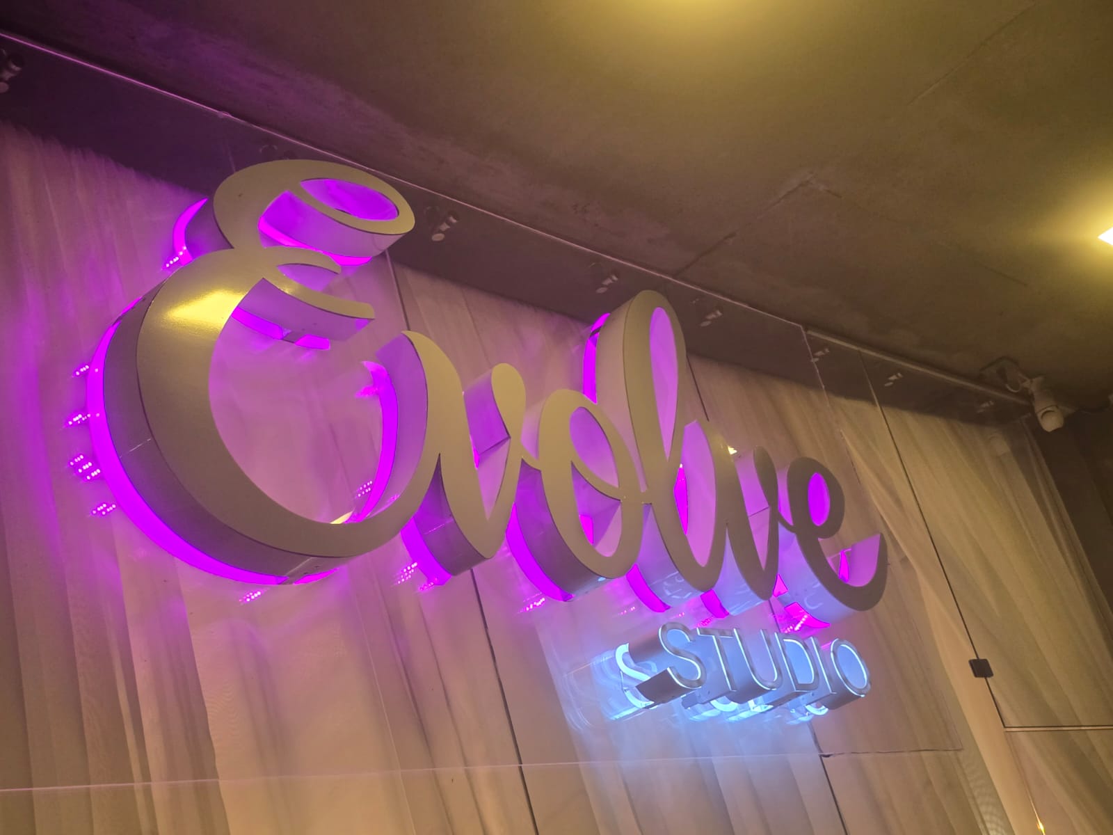 Letras 3D interiores con luz de color