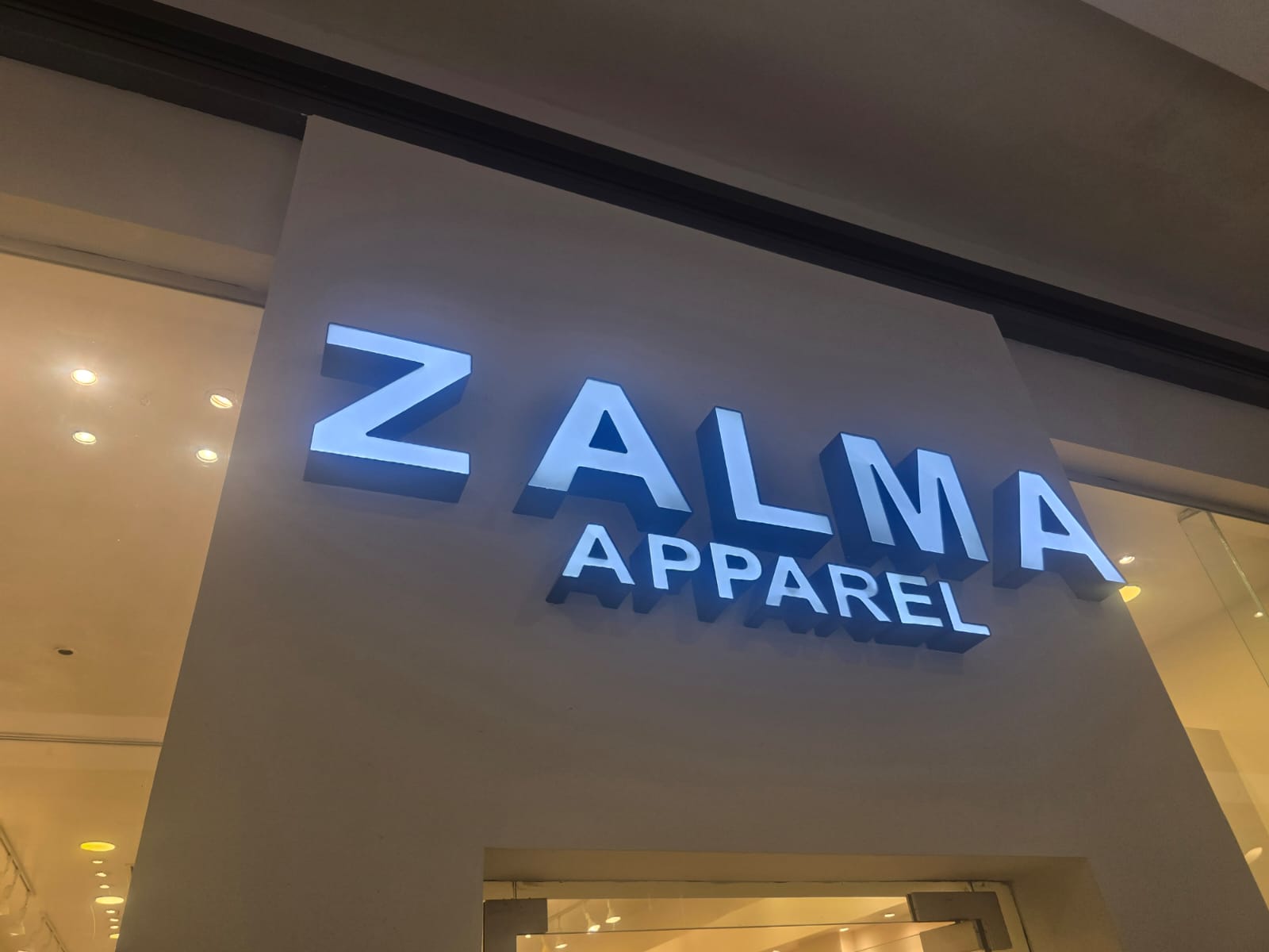 Letras 3D iluminadas en interior comercial