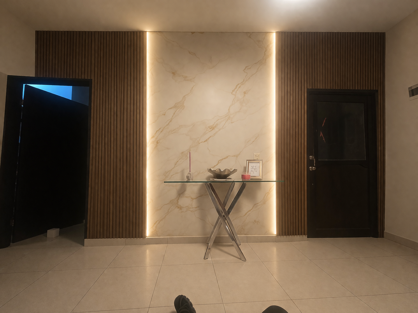 Muro decorativo interior con paneles y luz LED ambiental