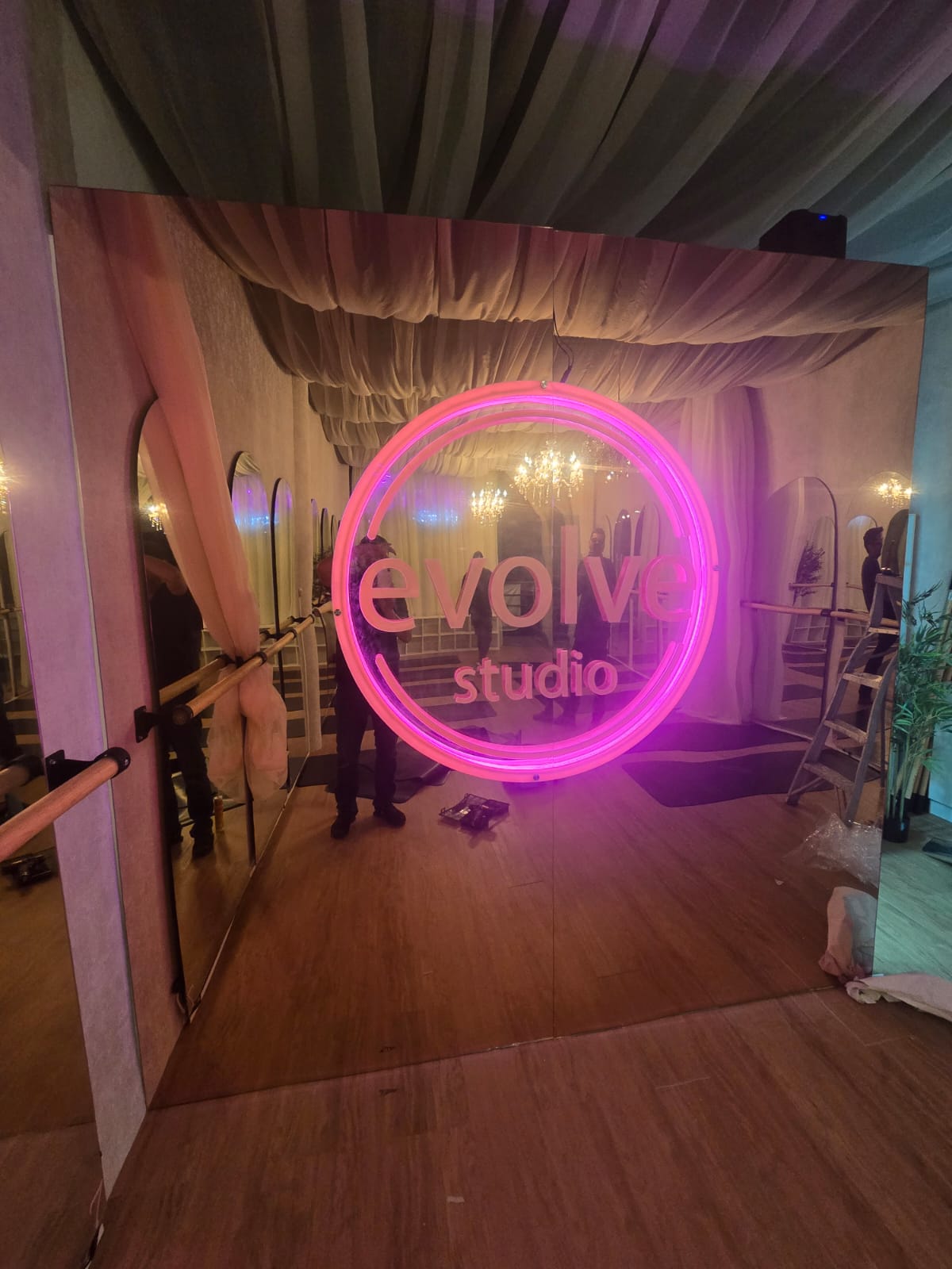 Evolve Studio - branding espacial realizado por DSX