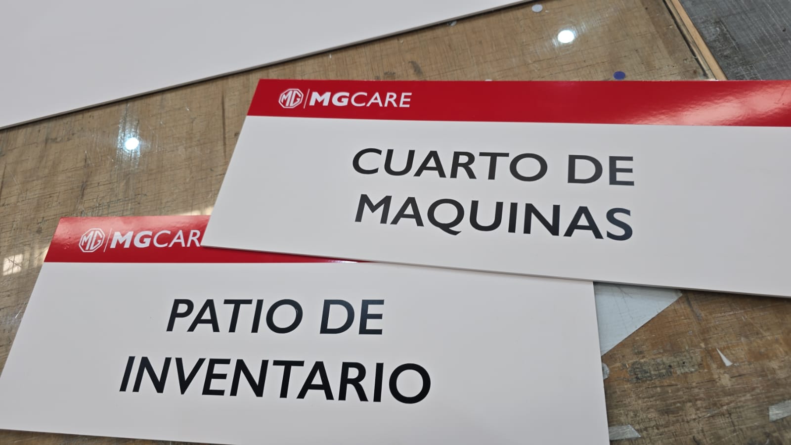 MG Care - Señalética interior realizado por DSX