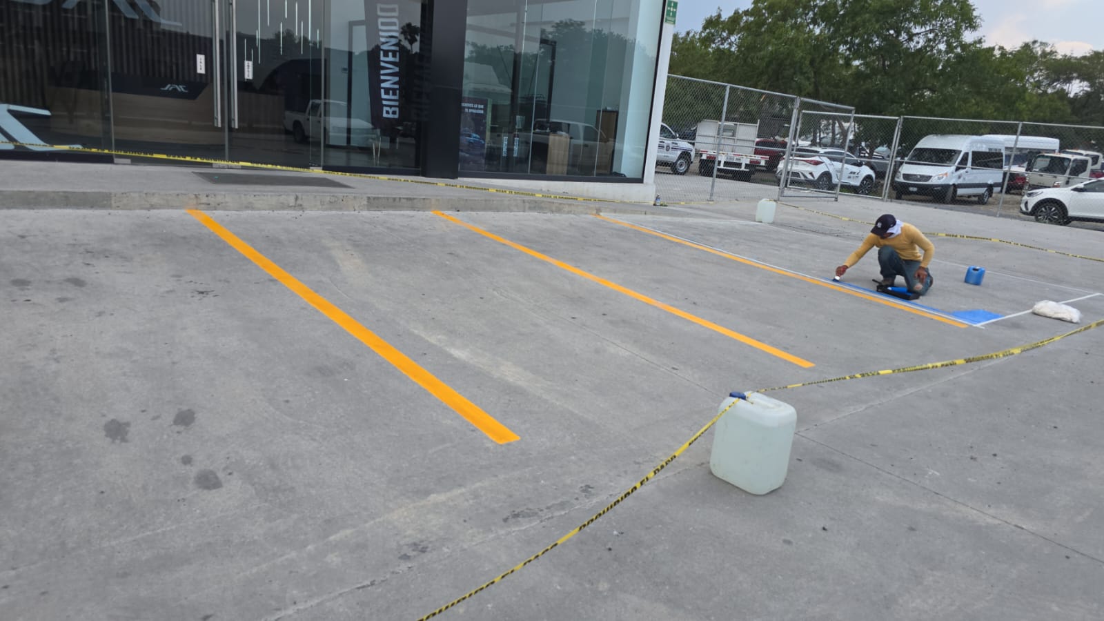 Aplicación de pintura vial en estacionamiento