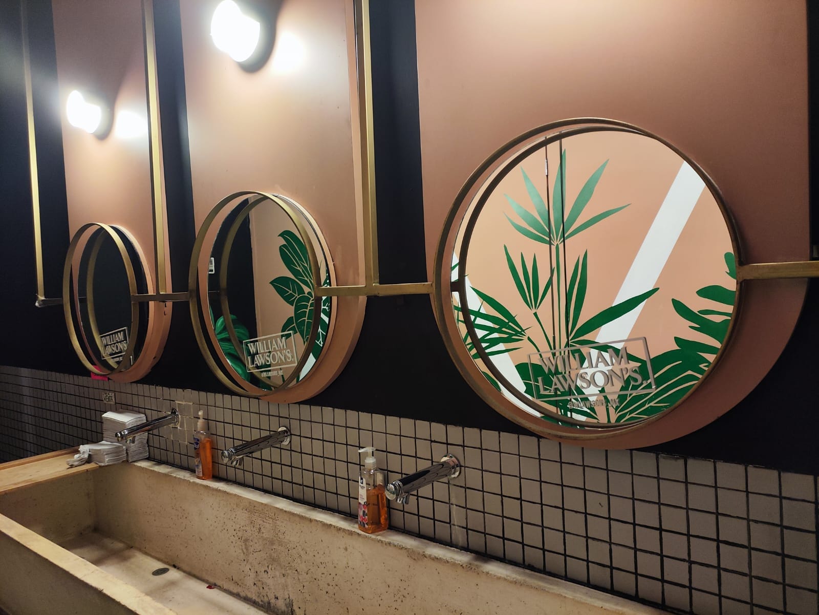 Vinil decorativo aplicado en espejos interiores